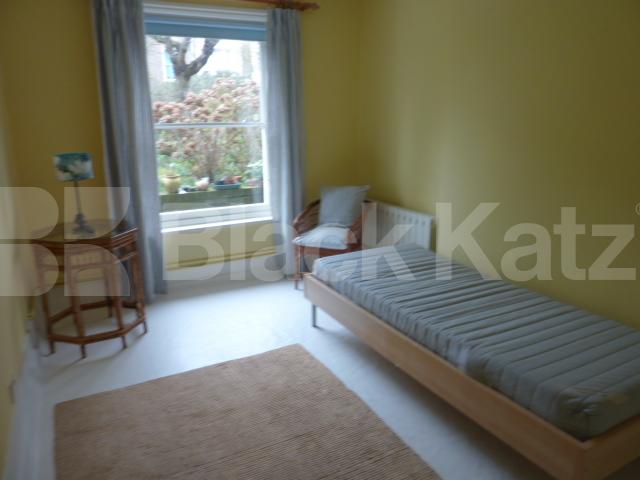 			FANTASTIC LARGE PROPERTY!, 2 Bedroom, 1 bath, 1 reception Ground Floor Flat			 Belsize Square, BELSIZE PARK